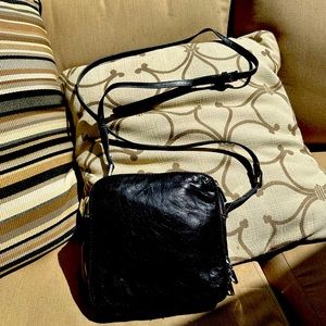 Small ‘all leather hobo’ crossbody bag. Mútilple pockets w zippers, lined.